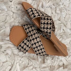 SOLE MATES | Black & Tan Crisscross Sandals NWT Size 9